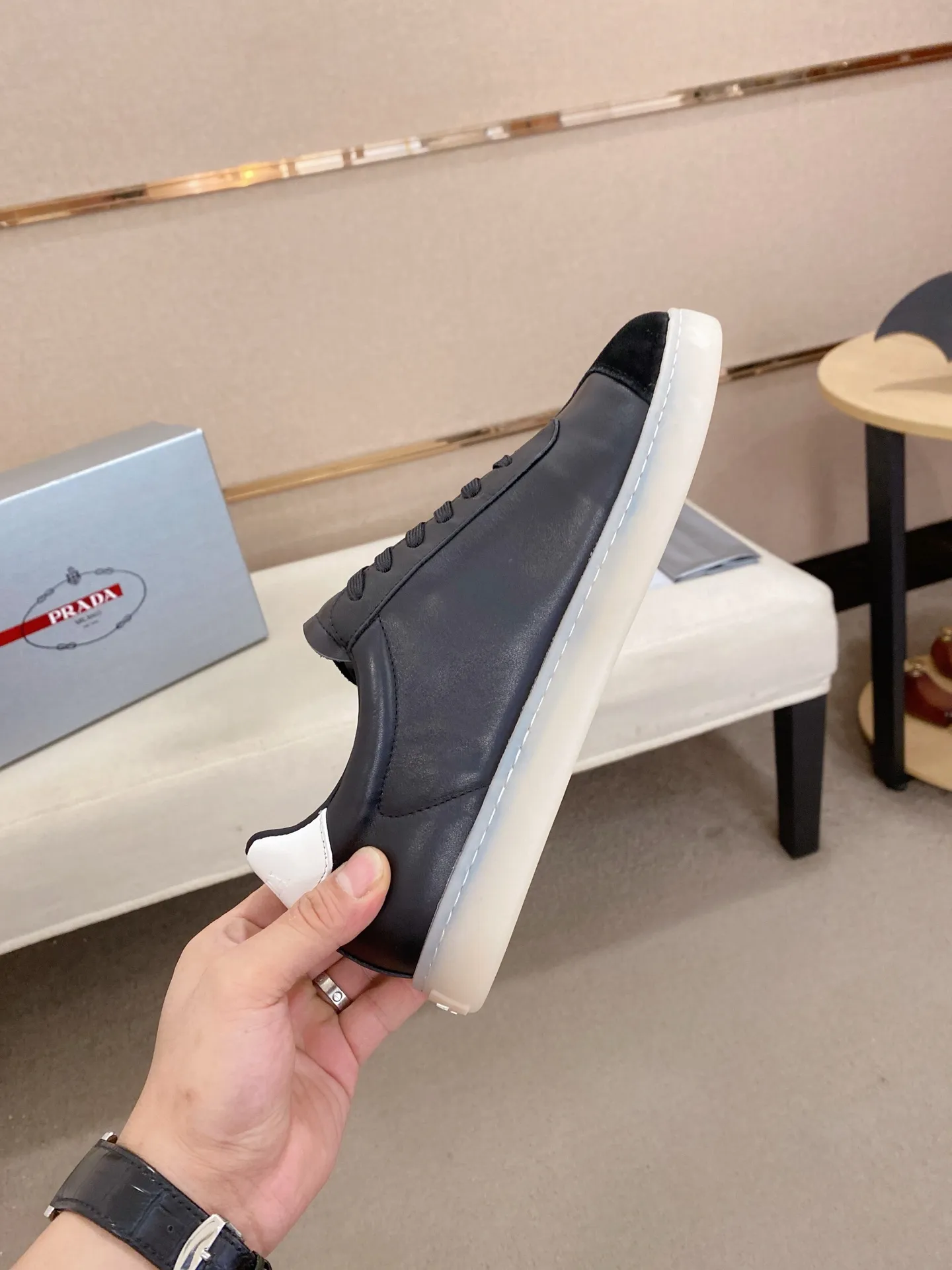 Men's shoes 💰 540💰 ✔️✔️✔️High-quality new PRADA counters are launched at the same time. The new men's shoes and 😘fabrics are selected from first-layer cowhide and are made by pure handicrafts. Lining: Full cowhide lining. 👍🏿 High-end ☄️ air-cushion molded anti-slip rubber outsole, exquisite lines, simple and elegant, comfortable and high-end for leisure travel. Code number: 38 to 44
